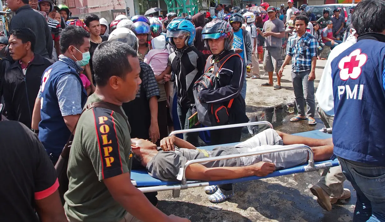 Petugas mengevakuasi korban yang tertimbun proyek bangunan yang roboh di Perumahan Cenderawasih Permai, Kecamatan Sungai Pinang, Samarinda, Kalimantan Timur, (3/6/2014). (ANTARA FOTO/Rio Ferdinanto)