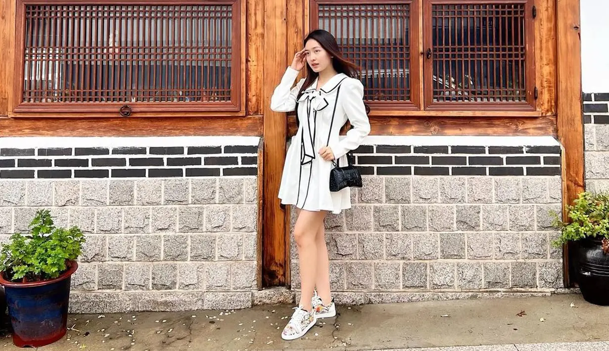 Ada yang menarik perhatian dari Natasha Wilona saat berlibur ke Korea Selatan. Sosoknya terlihat cantik hingga banyak netizen yang memujinya bak idol K-Pop. (Instagram/natashawilona12)