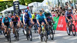 Pembalap sepeda Astana Qazaqstan, Mark Cavendish memacu sepedanya saat memulai Tour de France Criterium di Singapura pada Minggu, 10 November 2024. (AFP/Roslan Rahman)