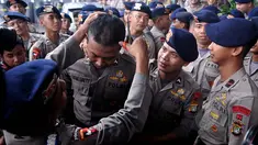 Gugatan praperadilan Komjen Pol Budi Gunawan diterima oleh hakim Sarpin Rizaldi di Pengadilan Negeri Jakarta Selatan, Senin (16/2/2015). Terlihat petugas polisi menggunting sebagian rambutnya sebagai wujud syukur. (Liputan6.com/Johan Tallo)