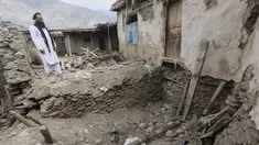 Seorang warga setempat melihat kerusakan akibat gempa bumi berkekuatan magnitudo 6,0 yang melanda Dara Noor, Provinsi Kunar, Afghanistan timur, pada 2 September 2025. (AP Photo/Wahidullah Kakar)