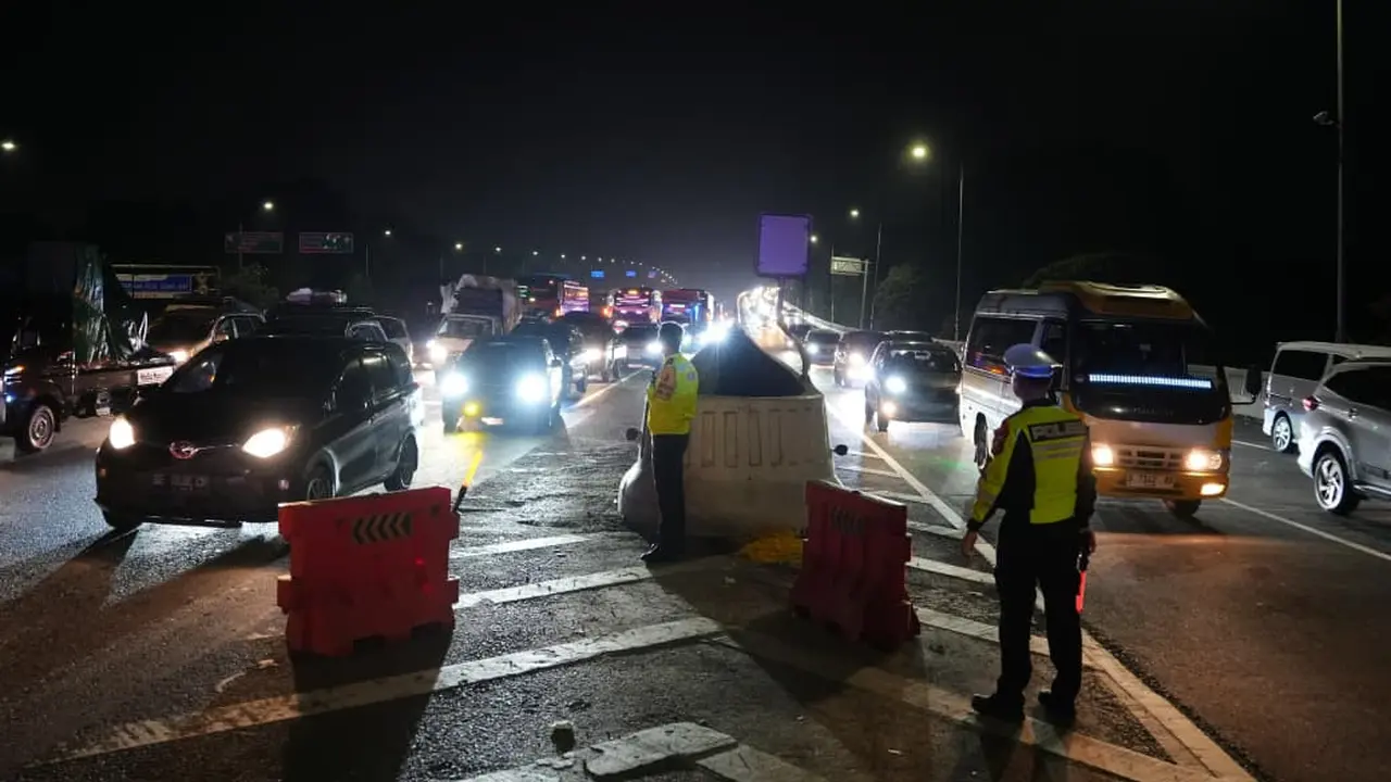 Korlantas Polri menerapkan kebijakan rekayasa lalu lintas berupa sistem one way dan contraflow saat arus mudik Lebaran 2026.