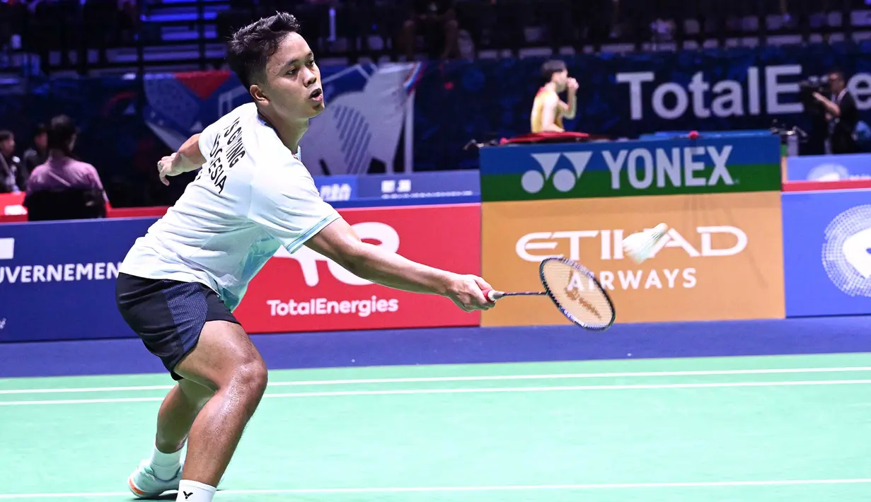 Bertanding selama 92 menit, Anthony Sinisuka Ginting dipaksa mengakui keunggulan wakil tuan rumah, Toma Junior Popov, dalam laga 64 besar Kejuaraan Dunia Bulu Tangkis atau BWF World Championships 2025. (Bertrand GUAY/AFP)