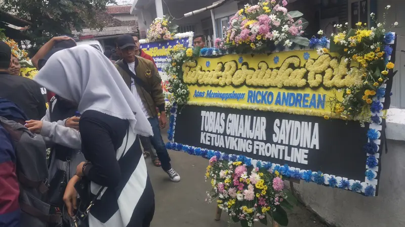 Suasana rumah duka suporter Persib Bandung, Ricko Andrean (22)  