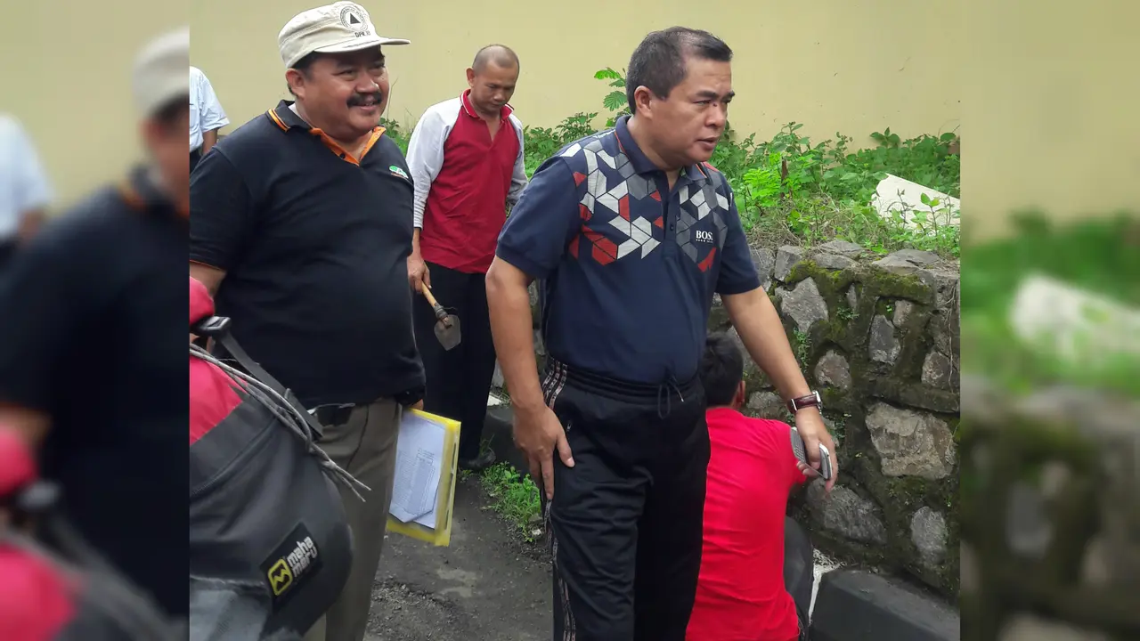 Ketua DPR Ade Komaruddin mengelilingi kompleks parlemen