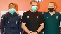 Supardi Nasir (kiri), Robert Alberts (tengah), dan Dejan Antonic memakai masker pada sesi konferensi pers menjelang laga Persib Bandung kontra PSS Sleman di Bandung, Sabtu (15/3/2020). (Bola.com/Erwin Snaz)