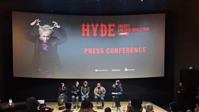 Konferensi pers konder HYDE (duduk di tengah) di Jakarta. (Ratnaning Asih/ LIputan6.com)