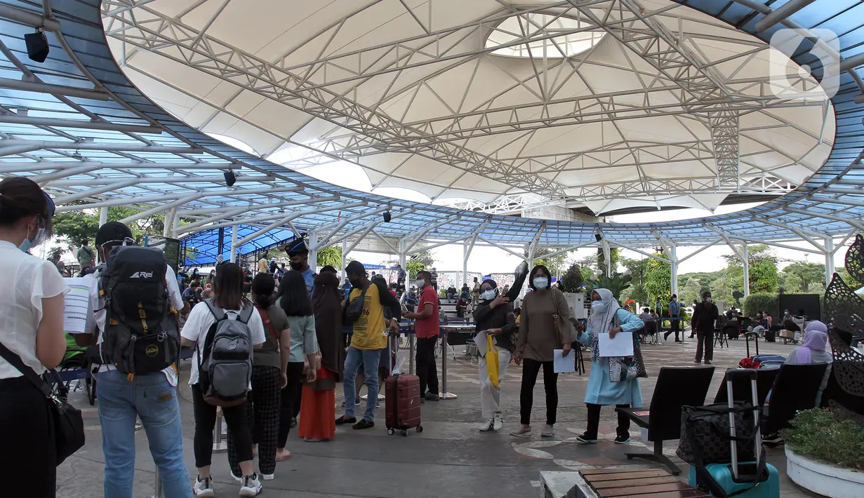 Suasana saat calon penumpang mengntre untuk rapid test antigen di Terminal 2 Bandara Soekarno-Hatta, Tangerang, Banten, Selasa (22/12/2020). Calon penumpang mengaku rata-rata antre hingga tiga jam untuk mendapatkan layanan rapid test antigen. (merdeka.com/Arie Basuki)