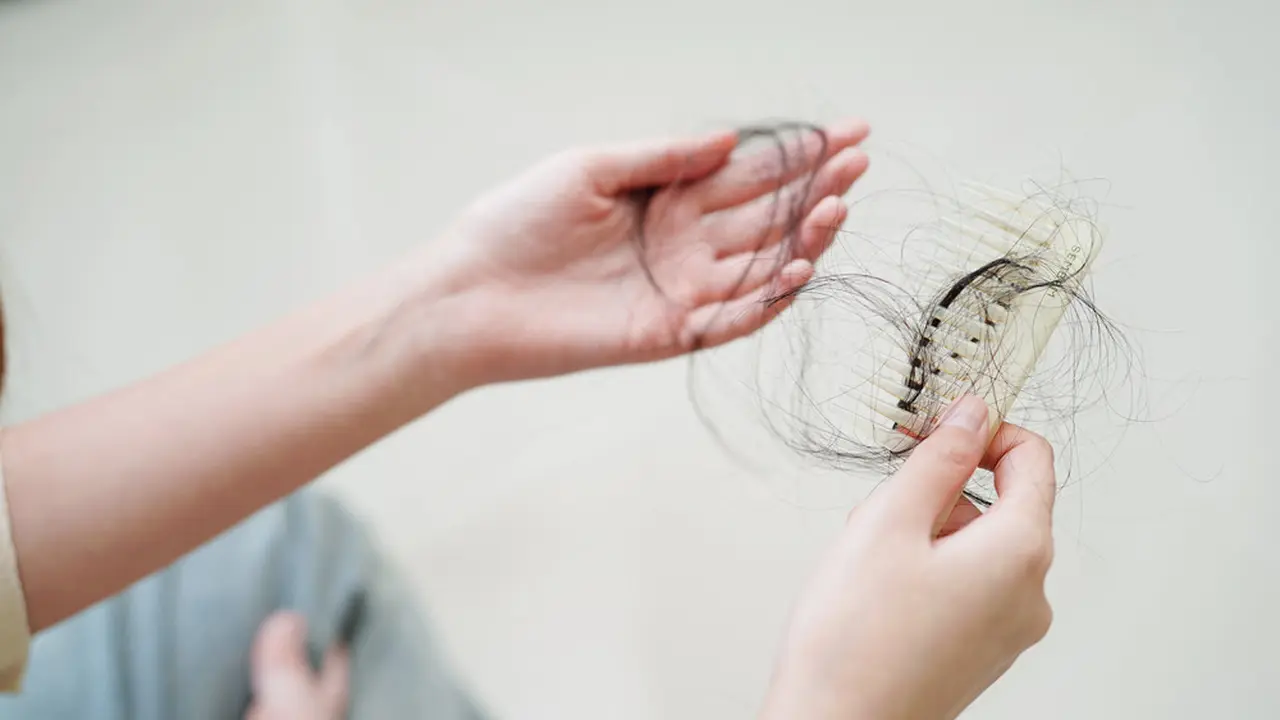 7 Cara Mengatasi Rambut Patah agar Kondisinya Nggak Semakin Parah