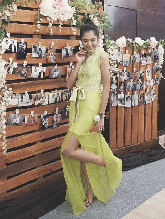 Selanjutnya, Mikha tampak cantik dan seksi dengan dress hijaunya ini. Belahan tinggi di bagian samping membuat kaki Mikha yang jenjang mudah terlihat. (Instagram/miktambayong)