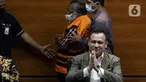 Bupati Mimika Eltinus Omaleng (rompi oranye) usai dihadirkan dalam rilis penahanan di Gedung KPK Jakarta, Kamis (8/9/2022). Eltinus Omaleng merupakan tersangka kasus dugaan korupsi pembangunan Gereja Kingmi Mile 32 di Mimika, Papua. Eltinus sempat tak terima dijerat sebagai tersangka oleh KPK dan mengajukan gugatan praperadilan. (Liputan6.com/Helmi Fithriansyah)