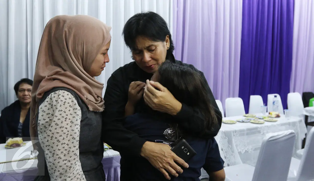 Istri Bartje Van Houten, Titiek saat bersama kerabat di rumah duka RS ST. Carolus, Jakarta, Jumat (5/5). Musisi Bartje Van Houten yang merupakan gitaris  band D'Lloyd tutup usia di umur 67 tahun. (Liputan6.com/Herman Zakharia)