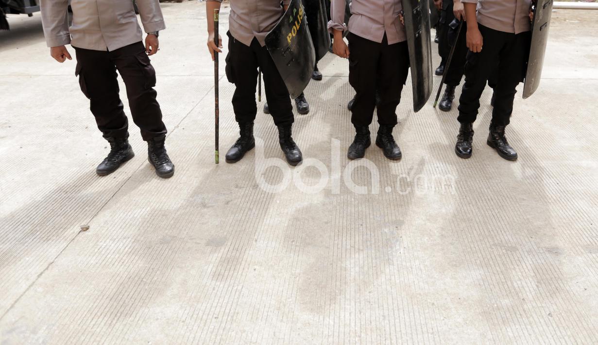 Kepolisian berjaga di area Stadion Pakansari, Bogor, (14/12/2016). (Bola.com/Nicklas Hanoatubun)