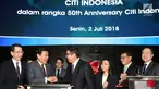 CEO Citi Indonesia Batara Sianturi (kedua kiri) dan Dirut Bursa Efek Indonesia Inarno Djajadi (ketiga kiri) bersalaman sebagai tanda dimulainya perdagangan saham di Bursa Efek Indonesia, Senin (2/7). (Liputan6.com/HO/Budi)