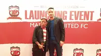 Suporter tertua di Indonesia, Mbah Hosen bersama Raphael Maitimo (Liputan6.com/Thomas)