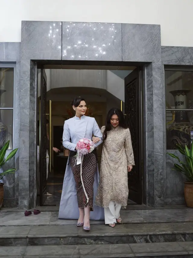 Kompak Pakai Beskap, 6 Gaya Nadira Adnan Anak Aktris Lawas Enny Beatrice Resmi Dilamar Kekasih di Malaysia