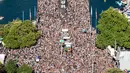 Pemandangan udara dari ratusan ribu peserta peserta menari di jalanan pada festival musik dansa tahunan, Street Parade, di pusat kota Zurich, Swiss, 11 Juli 2018. Festival tahunan ini digelar untuk ke 27 kalinya. (Ennio Leanza/Keystone via AP)