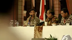 Susi Pudjiastuti memberikan penjelasan pada Rapimnas yang bertema "Mengembalikan Kejayaan Ekonomi Maritim untuk Kesejahteraan Rakyat", Jakarta, Senin (8/12/2014). (Liputan6.com/Faizal Fanani)