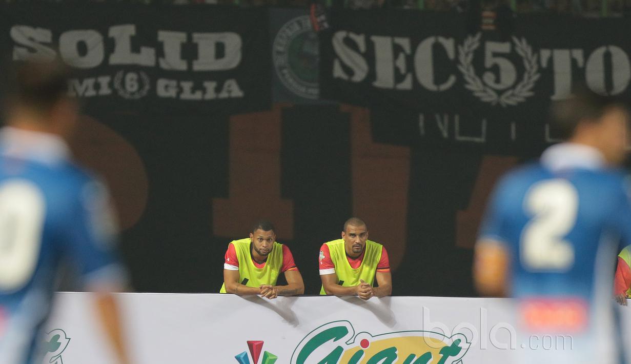 Pemain Persija Jakarta, Luis Junior dan Bruno Lopez menonton pertandingan dari pinggir lapangan di Stadion Patriot, Bekasi, (19/7/2017). Persija kalah 0-7. (Bola.com/Nicklas Hanoatubun)