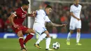 Gelandang Liverpool, Emre Can, berusaha merebut bola dari gelandang Hoffenheim, Steven Zuber, pada laga playoff Liga Champions, di Stadion Anfield, Kamis (24/8/2017). Liverpool menang 4-2 atas Hoffenheim. (AP/Dave Thompson)