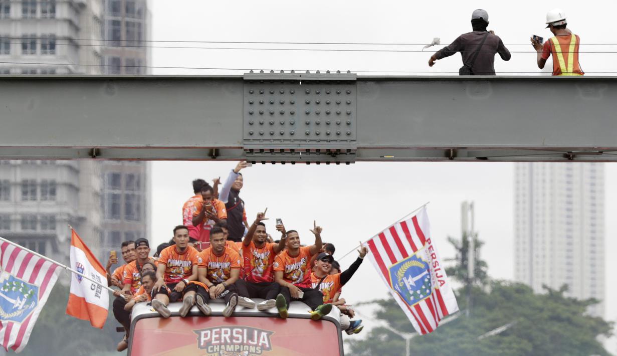 Pemain Persija Jakarta bersama The Jakmania melakukan pawai merayakan gelar juara Liga 1 musim 2018 di Bundaran HI, Jakarta, Sabtu (15/12). Persija berhasil juara Liga 1 usai mengalahkan Mitra Kukar. (Bola.com/M Iqbal Ichsan)