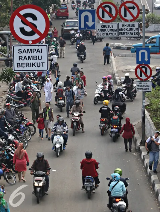 Pengendara sepeda motor melawan arah di kawasan Pasar Minggu, Jakarta Selatan, (9/11/2015). Kelakukan pengendara seperti ini sering membuat lalu lintas yang tak beraturan. (Liputan6.com/Immanuel Antonius)