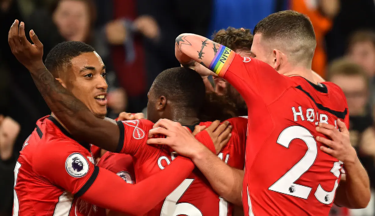 Para pemain Southampton merayakan gol yang dicetak Stuart Amstrong ke gawang Manchester United pada laga Premier League di Stadion St Mary, Southampton, Sabtu (1/12). Kedua klub bermain imbang 2-2. (AFP/Glyn Kirk)