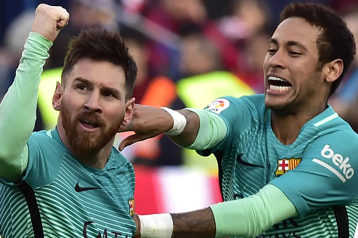 Penyerang Barcelona, Lionel Messi, merayakan gol ke gawang Atletico Madrid pada La Liga, Minggu (26/2/2017). Messi (kiri) diberitakan meminta pelatih Luis Enrique mencadangkan Andre Gomes pada laga itu.