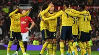 Para pemain Arsenal merayakan gol yang dicetak Pierre-Emerick Aubameyang ke gawang Manchester United pada laga Premier League di Stadion Old Trafford, Manchester, Senin (30/9). Kedua klub bermain imbang 1-1. (AFP/Paul Ellis)