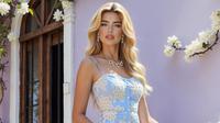 Merek pakaian Guess pakai model AI di iklan yang tampil di Majalah Vogue. (dok. Instagram @seraphinnevallora/https://www.instagram.com/p/DMrt2SwI2MM/)