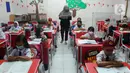 Orang tua murid menjadi guru dadakan untuk mengajar siswa dan siswi di SDN Pondok Cina 1, Depok, Jawa Barat, Senin (14/11/2022). Tak ada guru yang hadir untuk mengajar siswa-siswi yang menimba ilmu di sekolah tersebut. (merdeka.com/Arie Basuki)