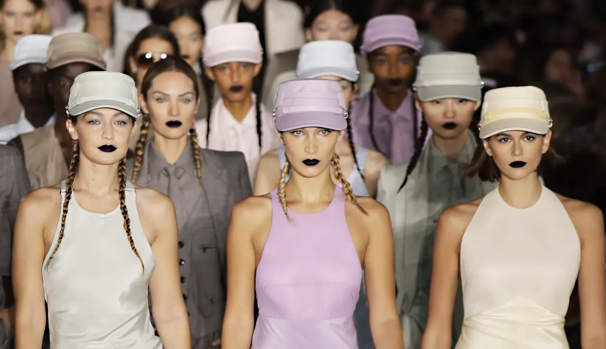 Model Kaia Gerber bersama Bella dan Gigi Hadid berjalan di catwlak mengenakan busana Spring Summer 2020 koleksi Max Mara Spring Summer 2020 di Milan, Italia (19/9/2019). Putri Cindy Crawford ini tampil mengenakan ansambel yang hampir identik dalam berbagai warna. (AFP Photo/Marco Bertorello)