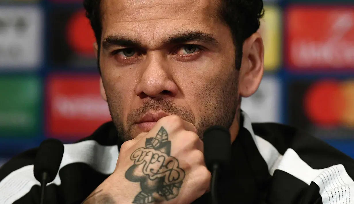 Ekspresi Bek Paris Saint-Germain Dani Alves saat konferensi pers di stadion Parc des Princes di Paris (4/3). Pada leg pertama babak 16 besar Liga Champions PSG takluk dari Real Madrid 3-1 di Bernabeu. (AFP Photo/Franck Fife)