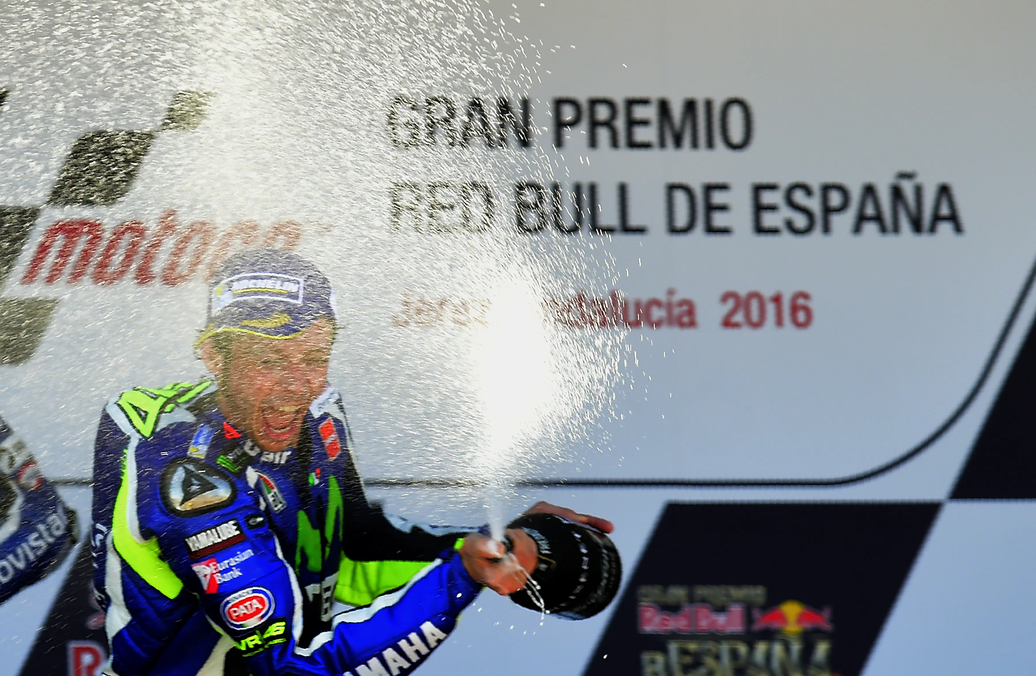 Selebrasi Valentino Rossi setelah memenangkan MotoGP Spanyol 2016. (AFP/Cristina Quicler)
