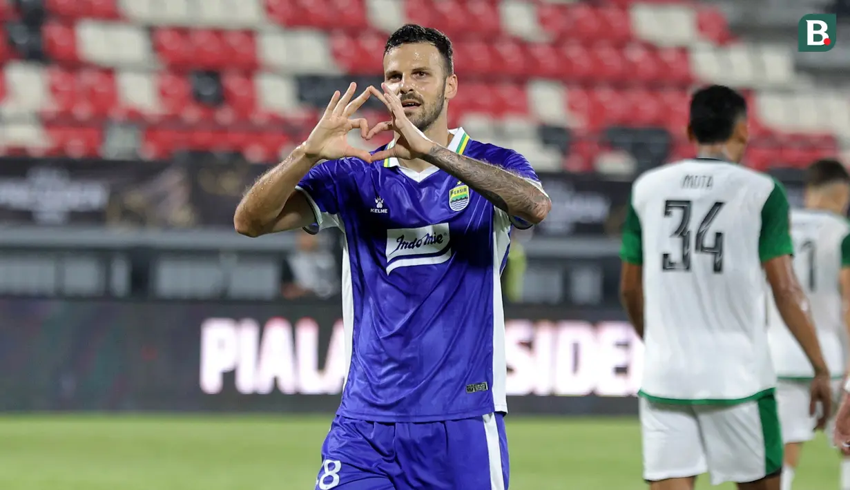 Selebrasi Patricio Matricardi usai mencetak gol penyama kedudukan untuk Persib Bandung pada laga final Piala Presiden 2026 melawan Persebaya Surabaya di Stadion Kapten I Wayan Dipta, Gianyar, Bali, Kamis (6/8/2026). Gol pada menit ke-24 itu membuat skor menjadi 1-1, sebelum Persebaya akhirnya keluar sebagai juara usai menang 6-5 lewat adu tendangan penalti. (KapanLagi.com/Budy Santoso)