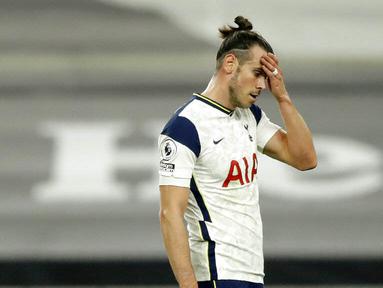 Pemain Tottenham Hotspur, Gareth Bale, tampak kecewa usai ditaklukkan West Ham United pada laga Liga Inggris Senin (19/10/2020). Kedua tim bermain imbang 3-3. (AP/Matt Dunham, Pool)
