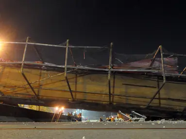 Jembatan Penyebrangan Orang (JPO) di KM 7 Tol BSD, Tangerang, arah Jakarta roboh usai ditabrak truk trailer, Minggu (15/5) malam. Kecelakaan terjadi akibat sopir diduga salah prediksi soal tinggi JPO tersebut. (Liputan6.com/Helmi Afandi)