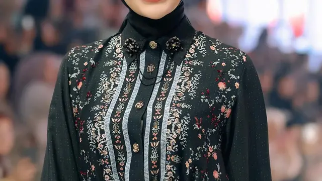 Gaya Hijab ala Aurel Hermansyah. (instagram/aurelie.hermansyah)