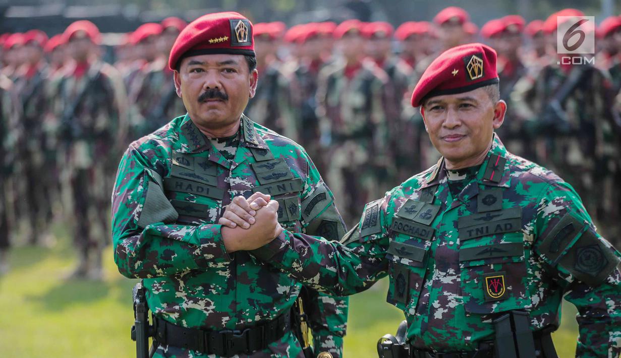 Panglima TNI Marsekal Hadi Tjahjanto (kiri) salam komando dengan Komandan Koopssus Brigjen TNI Rochadi usai meresmikan Koopssus TNI di Lapangan Markas Koopssus TNI, Mabes TNI, Jakarta, Selasa (30/7/2019). Koopssus TNI berasal dari matra darat, laut, dan udara. (Liputan6.com/Faizal Fanani)