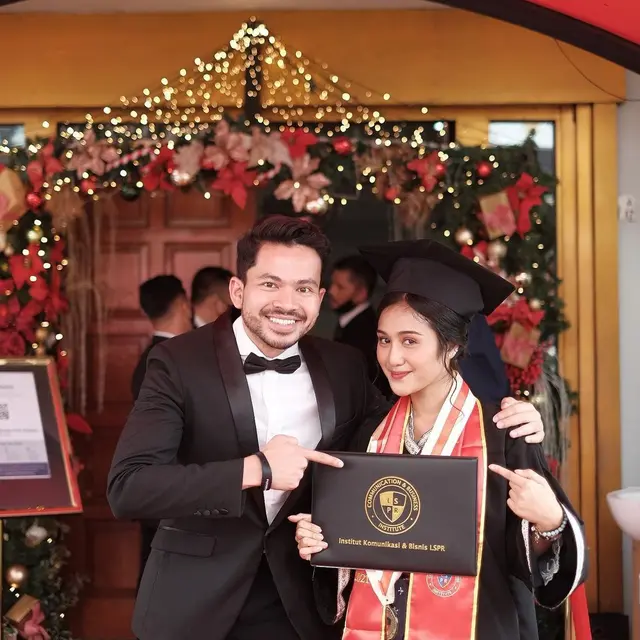 6 Potret Kelulusan Zulfa Maharani, Berhasil Selesaikan Studi Meski Sibuk Syuting