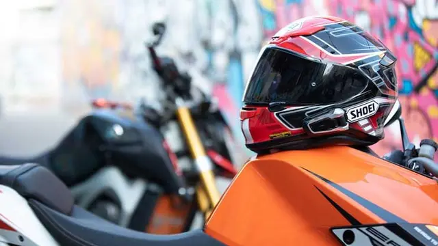 Jangan meletakkan helm di atas tangki motor