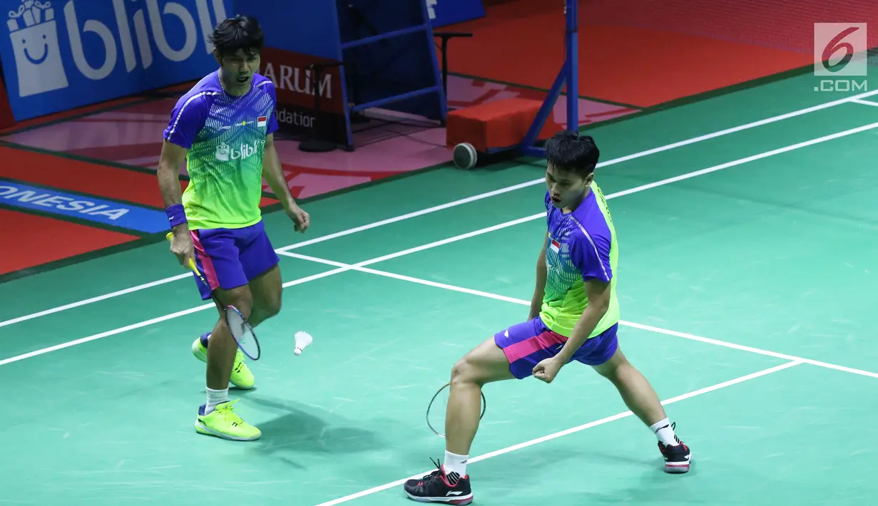 Ganda Putra Indonesia, Berry Angriawan/Hardianto saat melawan pebulutangkis China, Chengkai Han/Haodong Zhou pada Indonesia Open 2018 di Istora GBK Jakarta, (3/7). Angriawan Berry/Hardianto unggul 20-22, 21-18, 21-18. (Liputan6.com/Helmi Fithriansyah)