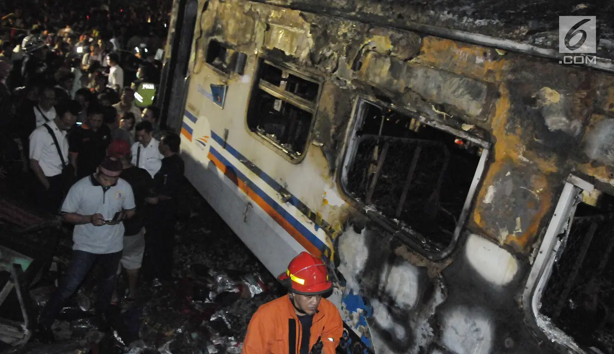 Kondisi dari gerbong kereta api yang terbakar usai terjadi tabrakan dengan mobil di perlintasan Kramat, Senin, Jakarta, Selasa (13/6). Peristiwa tabrakan tersebut terjadi sekitar pukul 17.08 WIB. (Liputan6.com/Helmi Afandi)