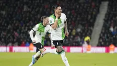 Penyerang Liverpool Darwin Nunez merayakn gol yang dicetaknya ke gawang  Bournemouth pada laga putaran keempat alias babak 16 besar Carabao Cup 2023/2024 yang dihelat di Vitality Stadium, Kamis (2/11/2023) dini hari WIB. (Andrew Matthews/PA via AP)