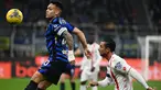 Penyerang Inter Milan, Lautaro Martinez (kiri) berebut bola atas dengan pemain Monza pada pekan ke-28 Serie A Italia di Stadion Giuseppe Meazza, Milan pada 8 Maret 2025 waktu setempat atau Minggu (9/3/2025) dini hari WIB. (Isabella BONOTTO/AFP)