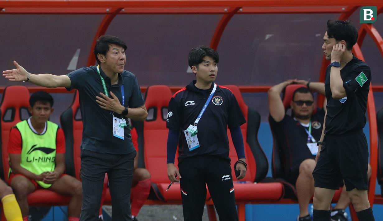 Pelatih Timnas Indonesia U-23, Shin Tae-yong mempertanyakan keputusan wasit saat salah satu pemain Timnas Indonesia dilanggar oleh pemain Filipina di Stadion Viet Tri, Jumat (13/5/2022). (Bola.com/Ikhwan Yanuar)