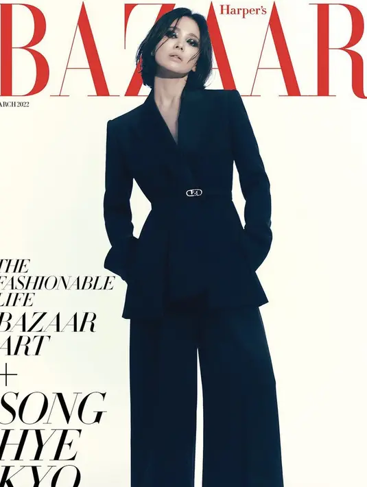 Tampilan smoky Song Hye Kyo ditunjang oleh outfit dari brand Fendi seperti crop top knitwear atau tampil serba hitam dengan blazer dan celananya. (@kyo1122)