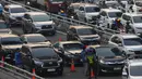 Petugas Jasa Marga melakukan pelayanan transaksi  kartu masuk tol dalam kota kepada pengendara roda empat di Jakarta, Selasa (9/5/2023). (merdeka.com/Imam Buhori)