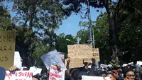 Kirim Jan Ethes ke Riau, Spanduk Lucu Demo Mahasiswa Bali