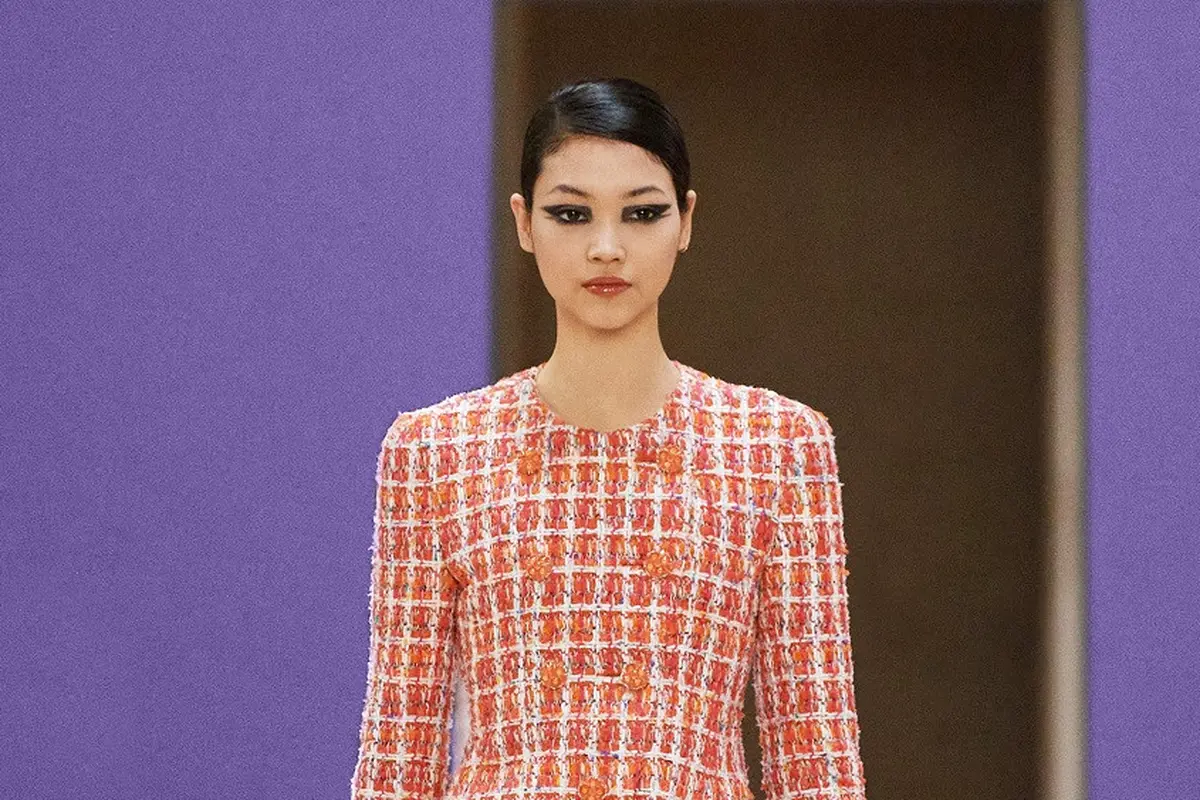 Chanel Suguhkan Koleksi Tweed Ikonis untuk Musim Semi-Panas 2022